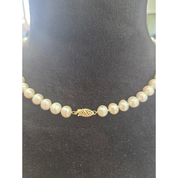 585 stamped (14k gold) and pearl necklace. 18 in length when unclasped. - Picture 4 of 6